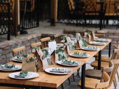 Düğün dekorasyonu. Doğal stili olan düğün mekanı.