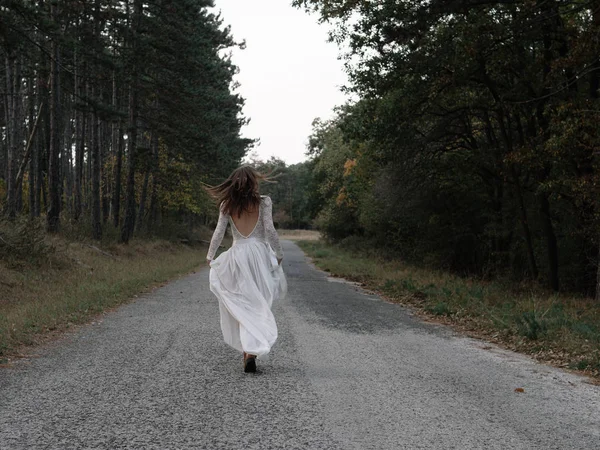 Weglaufende Braut Brautkleid — Stockfoto