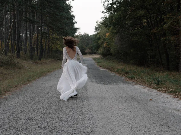 Втікай Наречену Весільній Сукні — стокове фото