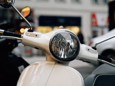 Eski mobilet ya da motosikletin ön lambası