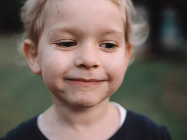 Šťastné Dětství Mladá Dívka Usmívá — Stock fotografie