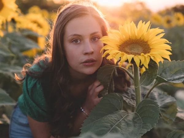 Fille Avec Tournesol Coucher Soleil — Photo