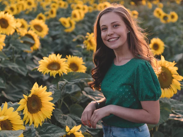 Mädchen Einem Sonnenblumenfeld — Stockfoto