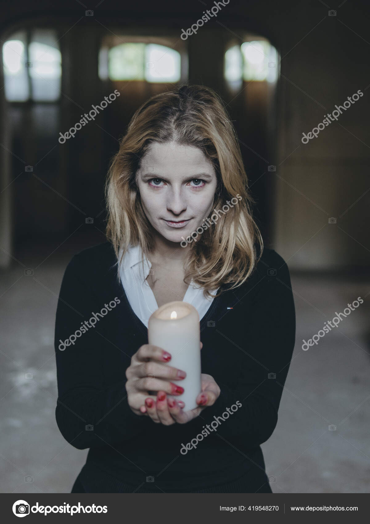 Mulher Assustadora Segurando Vela Dia Das Bruxas fotos, imagens de ©  loriklaszlo #419548270