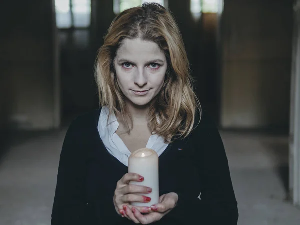 Ανατριχιαστική Γυναίκα Κρατώντας Κερί Στο Halloween — Φωτογραφία Αρχείου