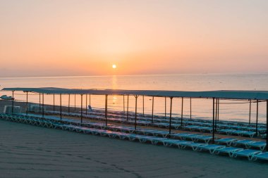 Plaj şezlong ile sabah