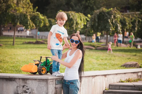 Feliz familia joven madre y su hijo de cinco años pasar tiempo al aire libre en un día de verano —  Fotos de Stock