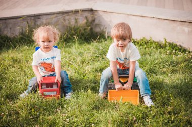Sevimli çocuk Garden'da oyuncak traktör ile oynamak