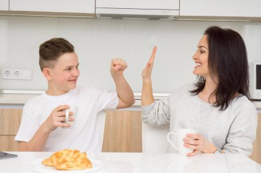 sabah mutlu bir aile