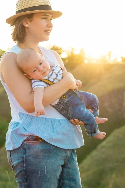 Glückliche Familie verbringt Zeit zusammen bei Sonnenuntergang — Stockfoto