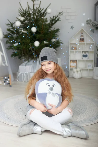 Porträtt av leende liten flicka i juldekorationer — Stockfoto