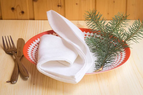 Local de mesa de Natal com pratos de jantar, guardanapo, talheres, abeto — Fotografia de Stock