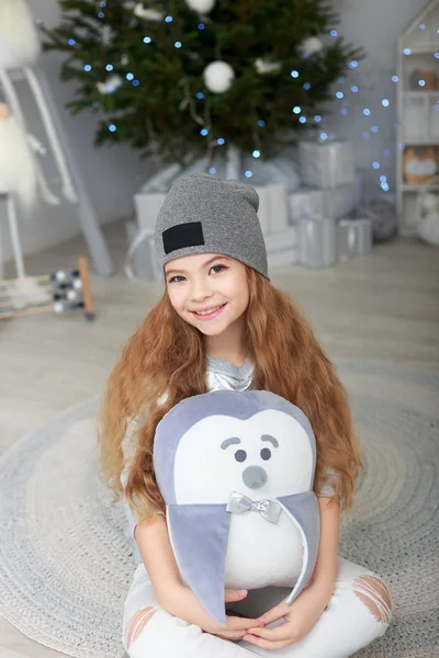 Portret uśmiechający się dziewczynka w Boże Narodzenie dekoracje — Zdjęcie stockowe