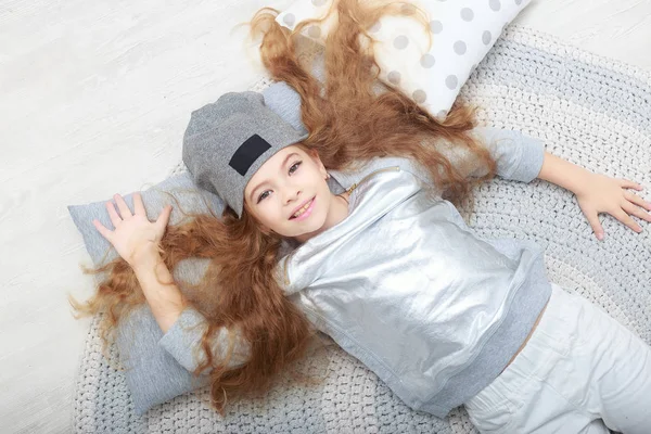 Retrato Menina Sorridente Com Longos Cabelos Vermelhos Decorações Natal Branco — Fotografia de Stock