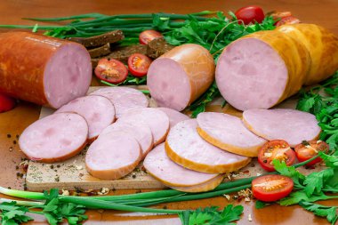 Jambon ve sosis dahil çeşitli et ürünleri.