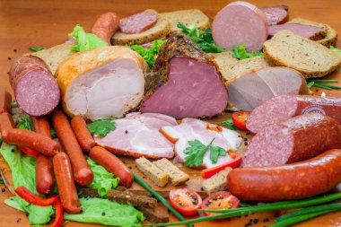Jambon ve sosis dahil çeşitli et ürünleri.