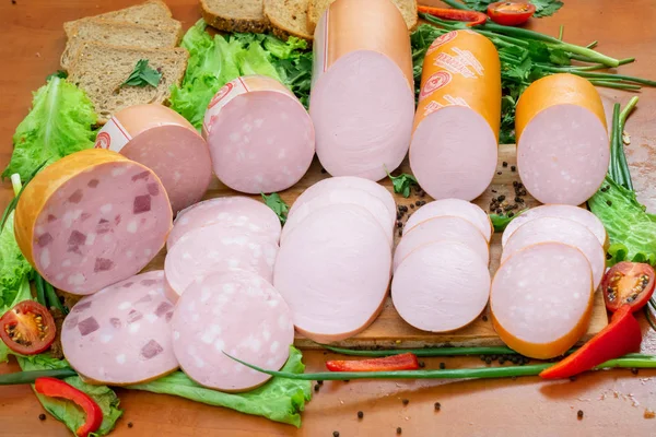 Produtos à base de carne variados, incluindo presunto e salsichas — Fotografia de Stock