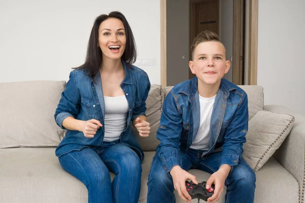 게임 콘솔 가정에서 행복 한 가족 — 스톡 사진