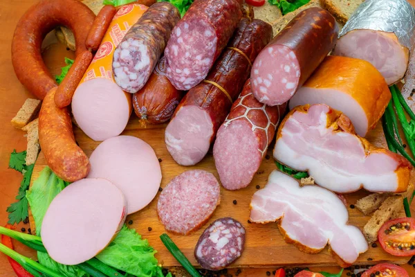 Produits de viande variés, y compris jambon et saucisses — Photo