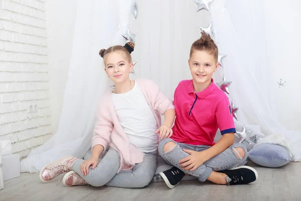 Vackra pojke och flicka, bror och syster — Stockfoto