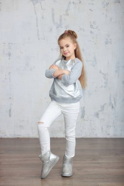 uzun saçlı güzel genç kız portresi