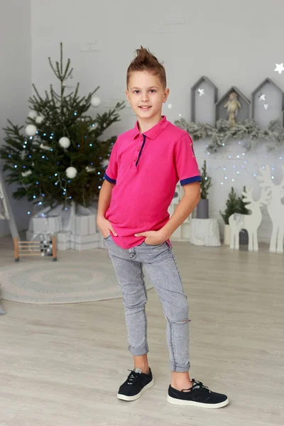 Retrato de um menino sorridente no quarto decorado de Natal — Fotografia de Stock