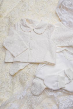 Kızın akıllı kıyafetler yumuşak pembe şal üzerinde düz yatıyordu fotoğraf 