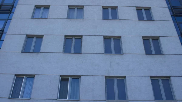 Γκρι σύγχρονο κτίριο πρόσοψη με νέα παράθυρα από pvc — Φωτογραφία Αρχείου