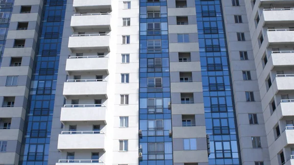 Вид крупным планом городского здания с балконами — стоковое фото