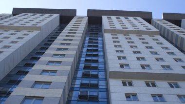 Mavi gökyüzü arka plan üzerinde kentsel gökdelen