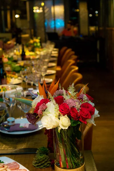 Mesa servida en restaurante con flores — Foto de Stock