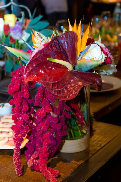 Mesa servida en restaurante con flores — Foto de Stock