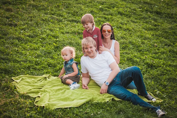 Familia feliz juntos en el parque verde en verano —  Fotos de Stock