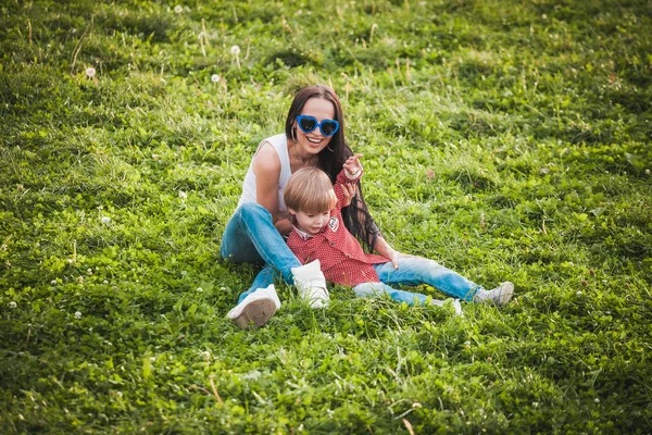 Šťastná matka se synem venkovní — Stock fotografie