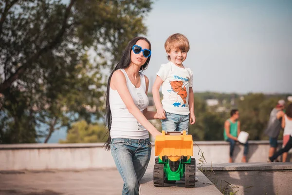 Feliz familia joven madre y su hijo de cinco años pasar tiempo al aire libre en un día de verano —  Fotos de Stock