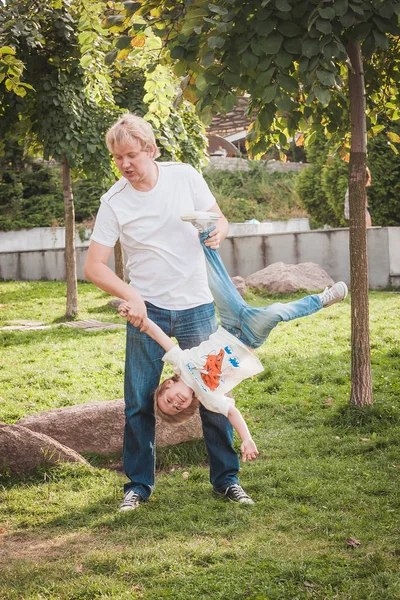 Buon padre con il suo piccolo così nel parco — Foto Stock