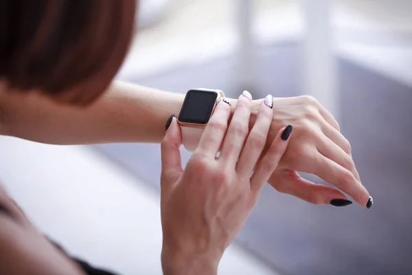 Menggunakan jam tangan pintarnya di rumah di ruang tamu — Stok Foto