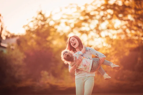 Mère et petite fille jouant ensemble en plein air — Photo