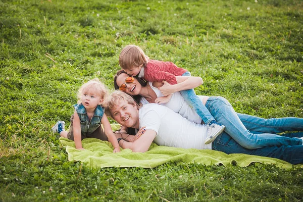 Família feliz juntos no parque verde no verão — Fotografia de Stock