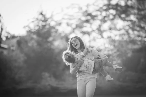 Moeder en kleine dochter samenspelen — Stockfoto