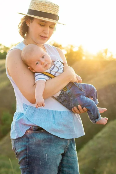 Gelukkige familie tijd samen bij zonsondergang — Stockfoto