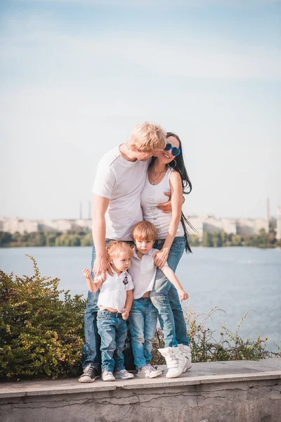 Šťastná rodina spolu s nádherným pozadím — Stock fotografie