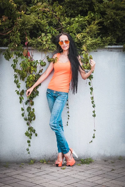 Retrato de comprimento total de uma mulher bonita em jeans azul — Fotografia de Stock