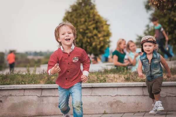 Симпатичные маленькие братья в летний день играют и улыбаются — стоковое фото