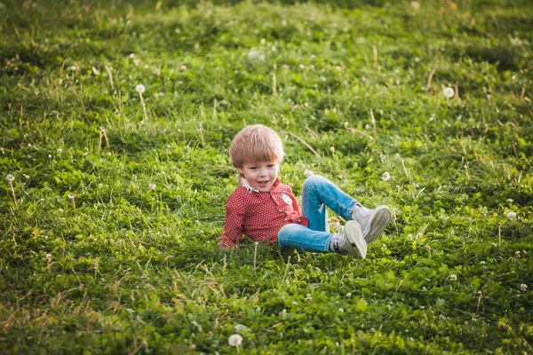 Roztomilá chlapeček v letní hře a s úsměvem — Stock fotografie