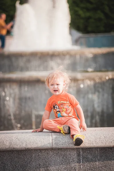 Roztomilý chlapeček v letním dni — Stock fotografie