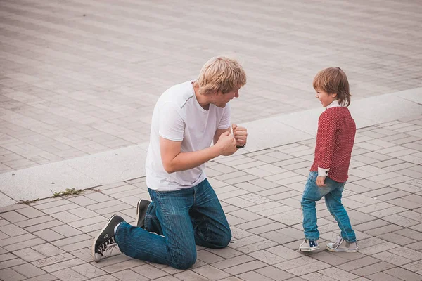 Otec hrál s jeho malý syn — Stock fotografie