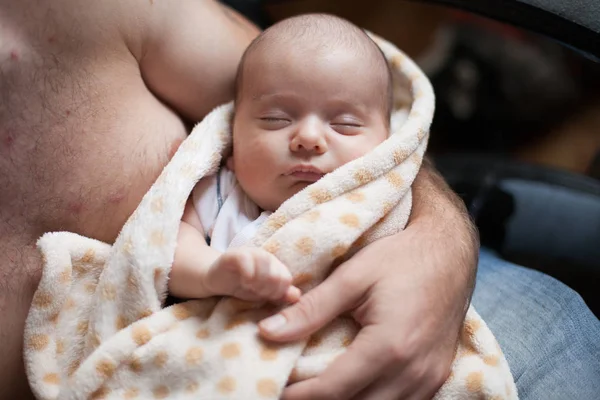 Joven padre sosteniendo su dulce adorable niño recién nacido dormido —  Fotos de Stock
