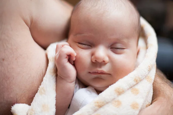 Joven padre sosteniendo su dulce adorable niño recién nacido dormido — Foto de Stock