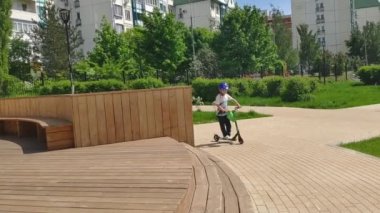 Çocuk bir scooter sürme